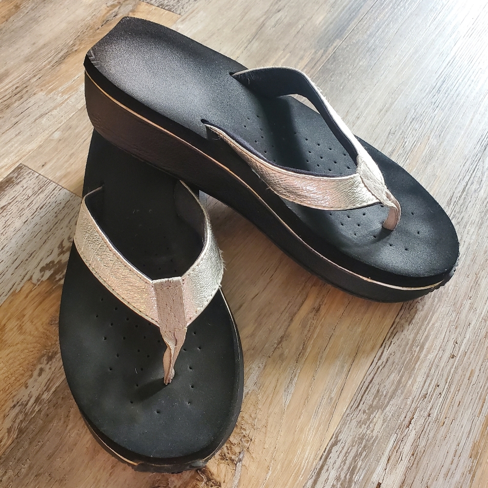 Volatile Flip Flops sz 8 silver